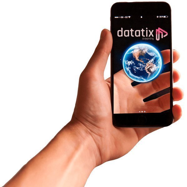 Imagem de uma mão segurando um celular, onde o plano de fundo contém uma foto do planeta Terra e o logo da Datatix, para ilustrar a tecnologia e os benefícios de streaming.