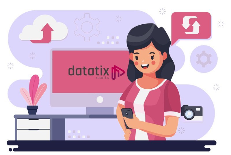 Desenho de uma mulher mexendo no celular, atrás um computador e ao redor símbolos para ilustrar o armazenamento disponível nas plataformas de streaming Datatix.