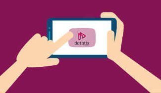 Desenho de uma pessoa segurando um celular para ilustrar o uso da plataforma de streaming datatix